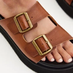 Ace Slide Burnish Tan/Black -Femme Feet KzIFjhoI7jXOAnDWMr n79JvA 42601.1705769329